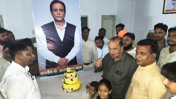 चाकू छोड़ कलम से काटा केक: 36 विधानसभा बिलासपुर में आजम खां के 78वें जन्मदिन पर दिया शिक्षा का संदेश